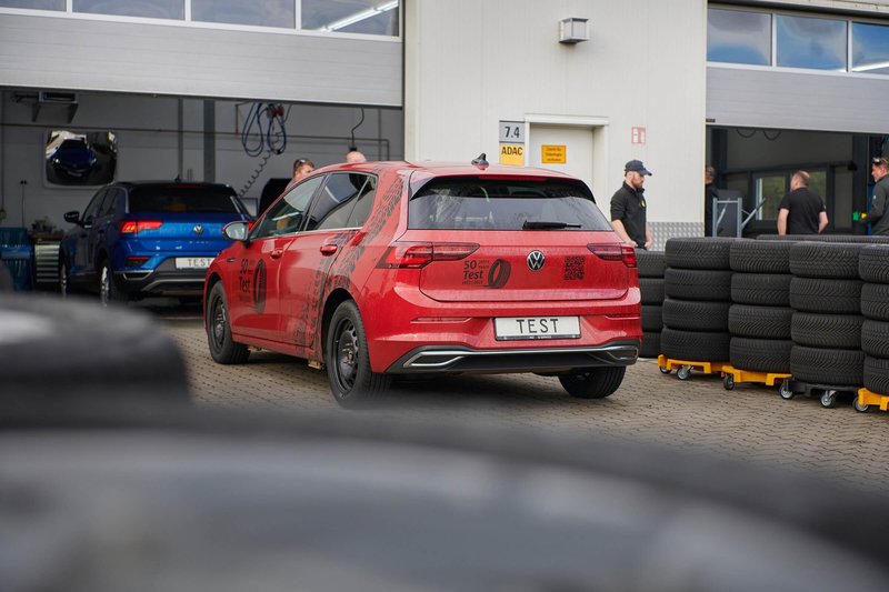 Foto: ADAC - Der ADAC hat 16 Ganzjahresreifen für Kleinwagen getestet